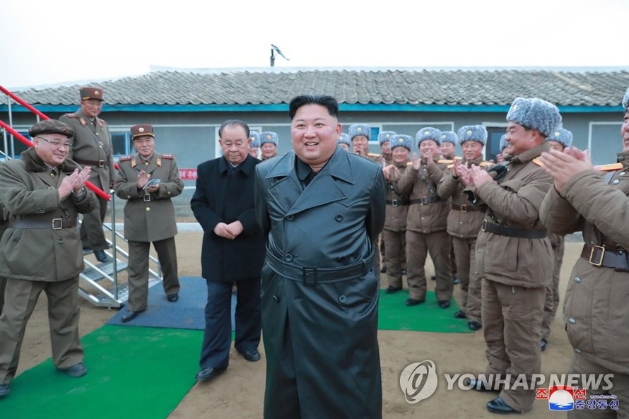 Chủ tịch Kim Jong-un mặc một chiếc áo khoác da màu đen tại buổi thử nghiệm bệ phóng tên lửa. Ảnh: KCNA