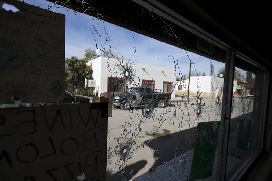 Cửa sổ của một cửa hàng bị đạn đục thủng gần Tòa thị chính sau vụ xả súng ở Villa Union, Mexico. Ảnh: AP