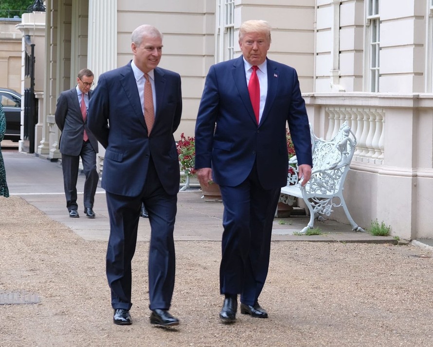 Hoàng tử Andrew và Tổng thống Trump gặp mặt nhau trong chuyến thăm Vương quốc Anh vào tháng 6. Ảnh: CNN