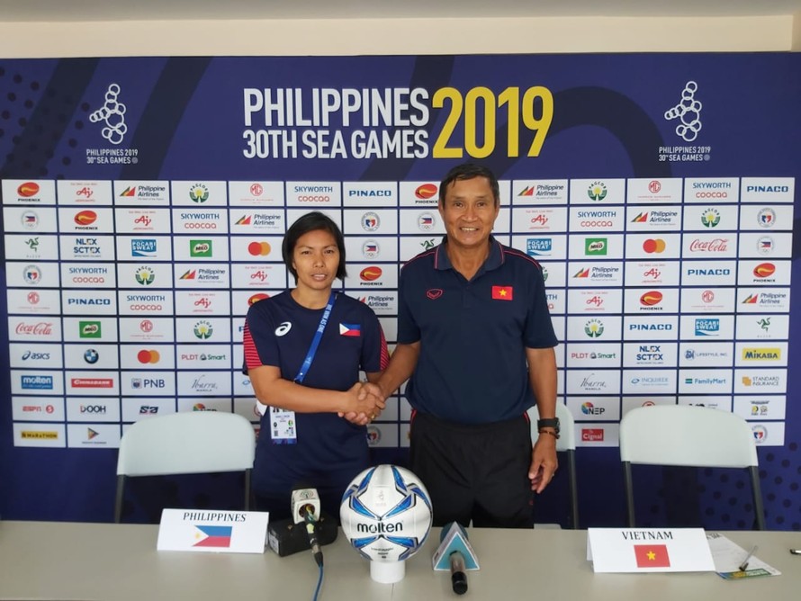 HLV trưởng Mai Đức Chung bắt tay HLV trưởng đội tuyển nữ Philippines tại buổi họp báo trước trận bán kết. Ảnh: VFF