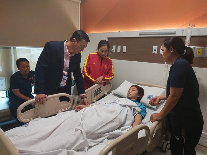 Lãnh đạo VFF vào bệnh viện thăm và động viên Hồng Nhung. Ảnh: VFF