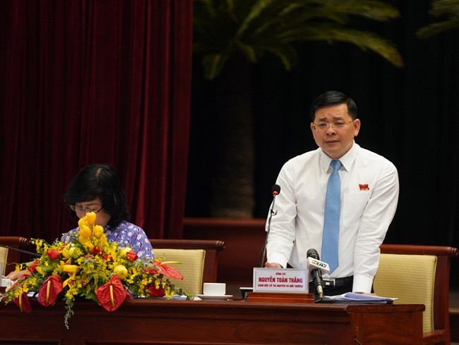 Ông Nguyễn Toàn Thắng, Giám đốc Sở Tài Nguyên và Môi trường trả lời chất vấn của các đại biểu và cử tri thành phố tại hội trường. Ảnh: TTXVN