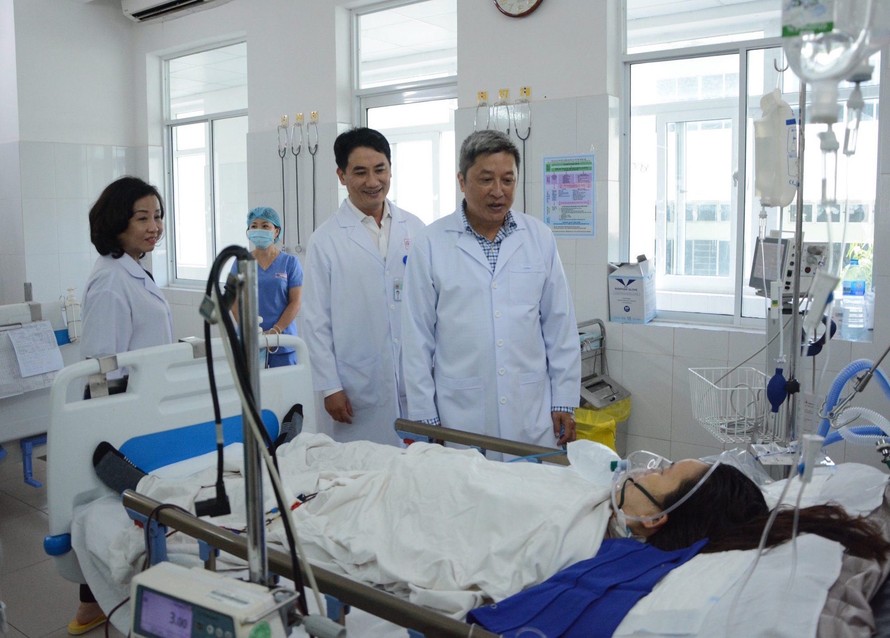 Thứ trưởng Bộ Y Tế Nguyễn Trường Sơn thăm hỏi gia đình sản phụ nguy kịch đang được điều trị tại BV Đà Nẵng. Ảnh: VGP