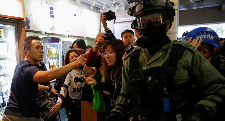 Hong Kong nghiên cứu dự luật cấm xúc phạm công chức