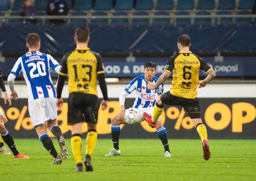 Văn Hậu có trận ra mắt đội 1 SC Heerenveen