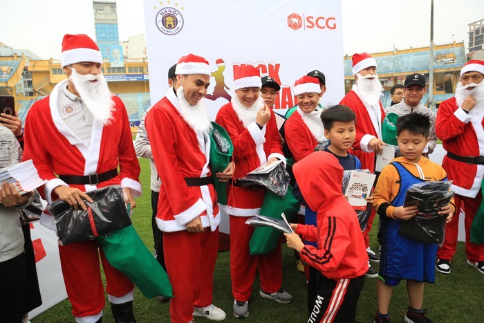 Các cầu thủ CLB Hà Nội trao quà cho các em nhỏ. Ảnh: ANTĐ
