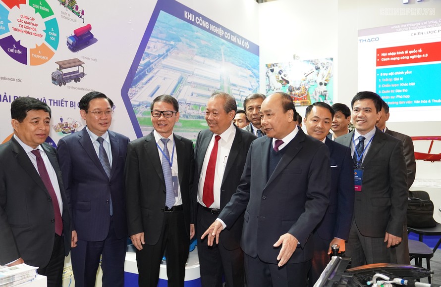 Thủ tướng tham quan trưng bày các sản phẩm tiêu biểu của doanh nghiệp Việt. Ảnh: VGP