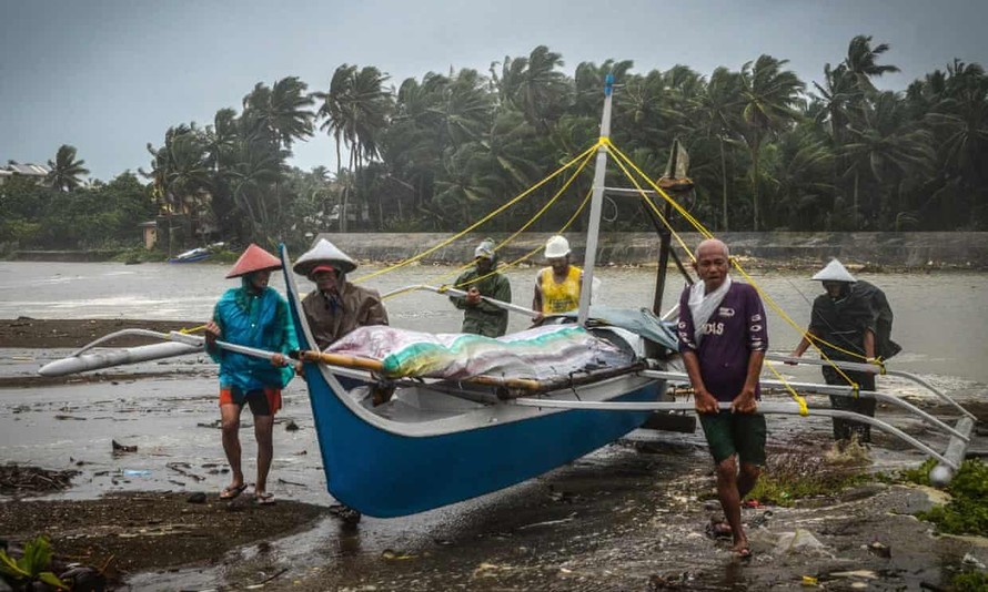 Ngư dân trên đảo Samar đem thuyền đi sơ tán do ảnh hưởng của bão Phanfone. Ảnh: AFP