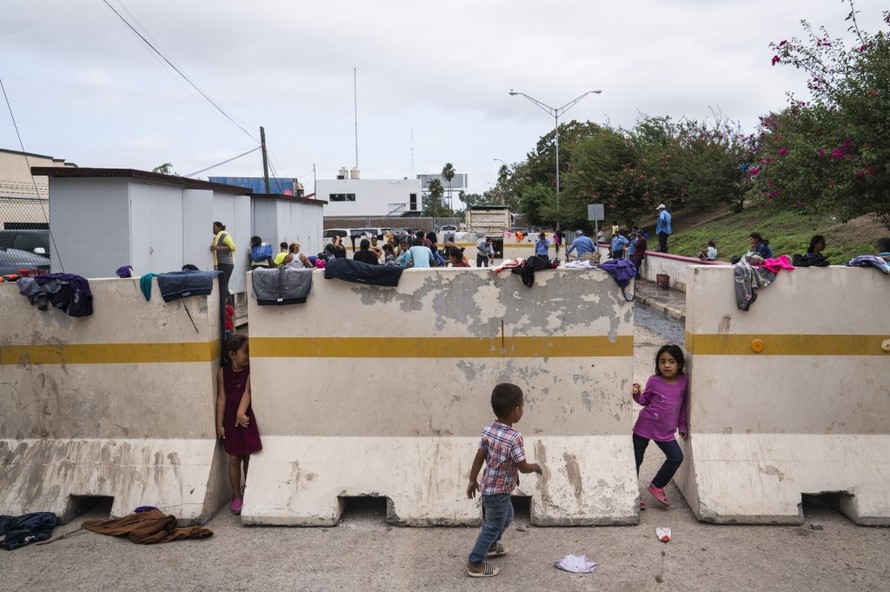 Những đứa trẻ dạo chơi tại trại tị nạn Matamoros. Nguồn: The Intercept