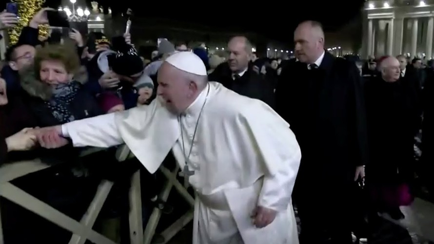 Giáo hoàng Francis xin lỗi vì đập tay một phụ nữ