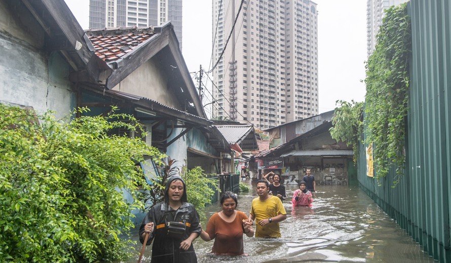Ngập lụt khiến hàng nghìn người dân Jakarta phải đi sơ tán. Ảnh: Xinhua