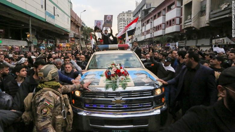 Đoàn xe chở quan tài tướng Soleimani. Ảnh: CNN