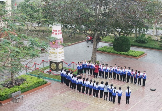 Cột mốc chủ quyền Trường Sa trong khuôn viên Trường Trung học cơ sở Kim Liên. Ảnh: TTXVN