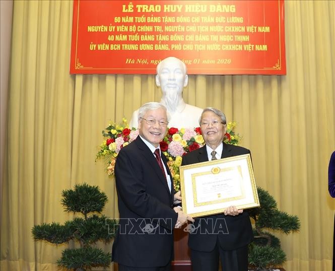 Tổng Bí thư, Chủ tịch nước Nguyễn Phú Trọng chúc mừng đồng chí Trần Đức Lương. Ảnh: TTXVN