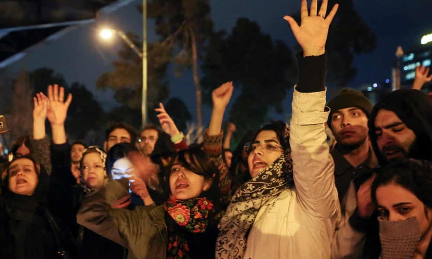 Người Iran hô khẩu hiệu chống chính phủ bên ngoài Đại học Amirkabir hôm thứ Bảy sau khi một buổi cầu nguyện được tổ chức cho các nạn nhân của vụ tai nạn máy bay Ukraine. Ảnh: Anadolu Agency