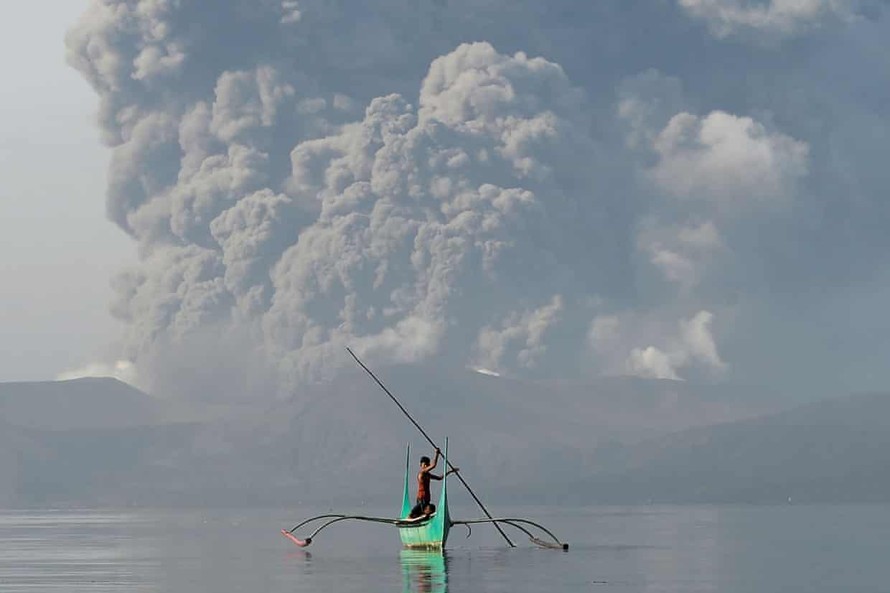 Núi lửa Taal đang phun trào tạo ra cột tro bụi khổng lồ. Ảnh: AF