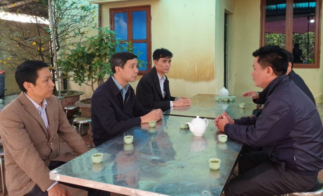 Phó hiệu trưởng Nguyễn Thanh Chương thăm hỏi, động viên gia đình sinh viên. Ảnh: GD&TĐ