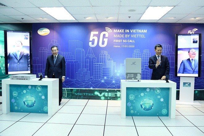 Hai Bộ trưởng đã thực hiện cuộc gọi video đầu tiên sử dụng đường truyền dẫn dữ liệu kết nối 5G. Ảnh: Viettel.