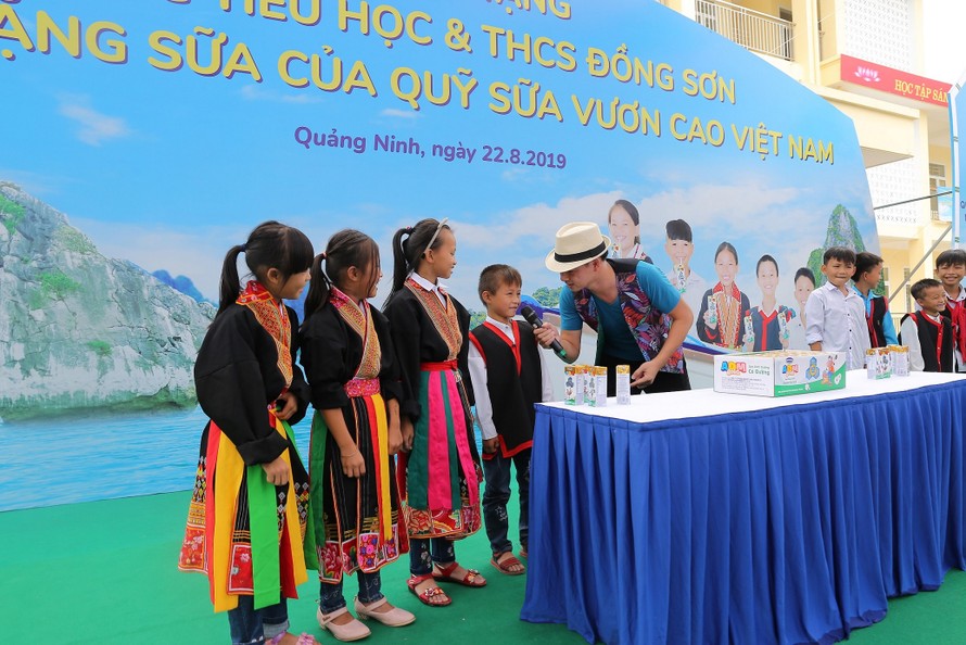 Các em học sinh vui thích hòa mình vào những sân chơi sôi động tại các ngày hội do Quỹ sữa Vươn Cao Việt Nam tổ chức.