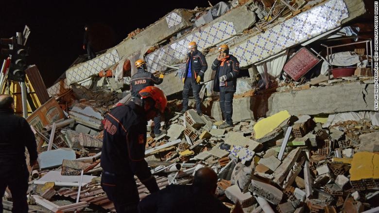 Hiện trường đổ nát sau khi một tòa nhà đổ sập tại tỉnh Elazig. Ảnh: CNN