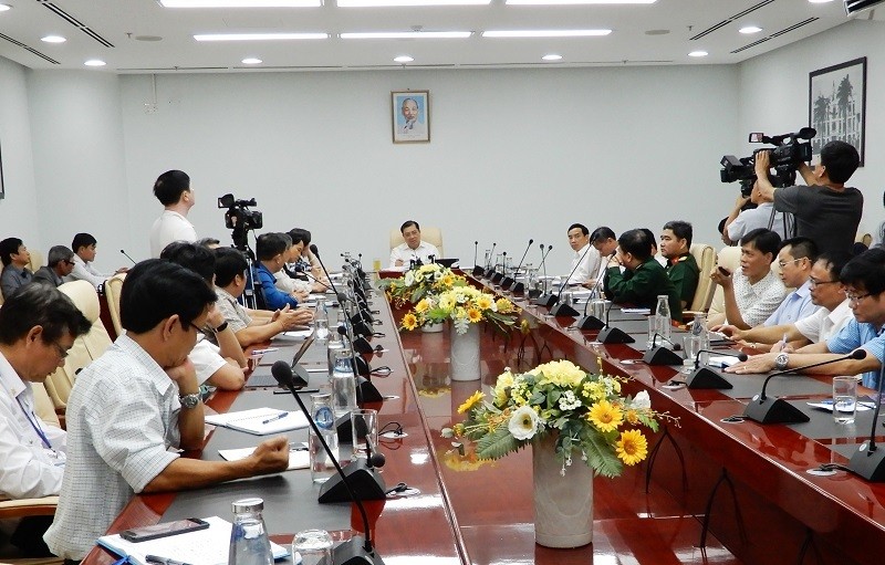 Chủ tịch UBND TP Đà Nẵng chủ trì cuộc họp triển khai các phương án xử lý liên quan đến tình hình nhiễm virus corona. Ảnh: VietNamNet