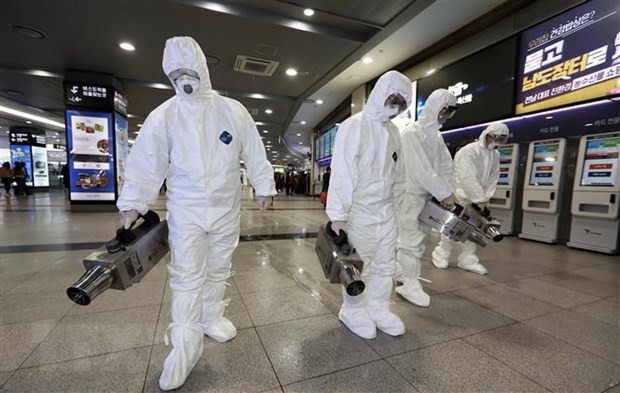 Nhân viên y tế khử trùng tại bến xe buýt ở Gwangju, Hàn Quốc nhằm ngăn chặn sự lây lan của virus n-CoV. Ảnh: AFP/TTXVN