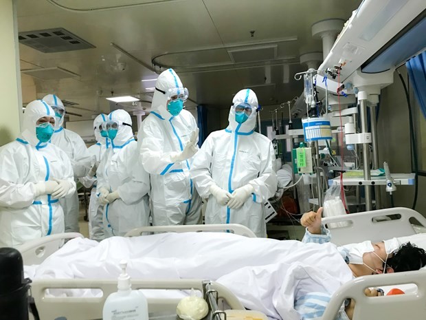 Nhân viên y tế chuyển bệnh nhân nhiễm virus nCoV tại bệnh viện ở thành phố Vũ Hán, tỉnh Hồ Bắc, Trung Quốc ngày 30/1/2020. Ảnh: TTXVN