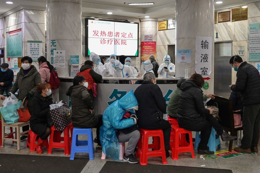 Người dân Vũ Hán xếp hàng trong bệnh viện để làm xét nghiệm chẩn đoán nCoV. Ảnh: The New York Times