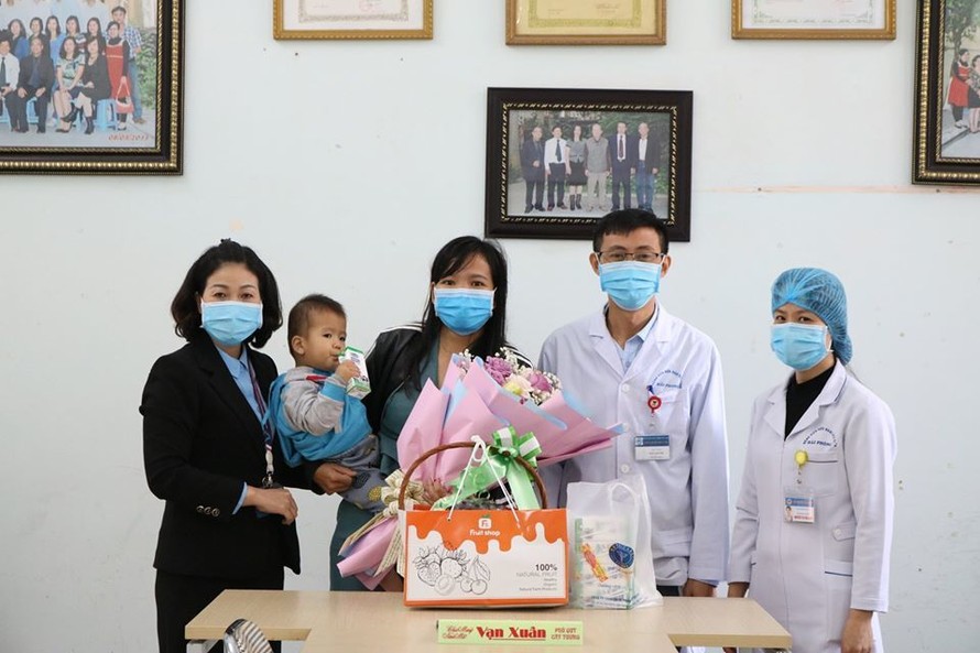 Đại diện bệnh viện Hữu nghị Việt Tiệp chúc mừng và cảm ơn người bệnh về sự hợp tác trong quá trình cách ly. Ảnh: VietNamNet