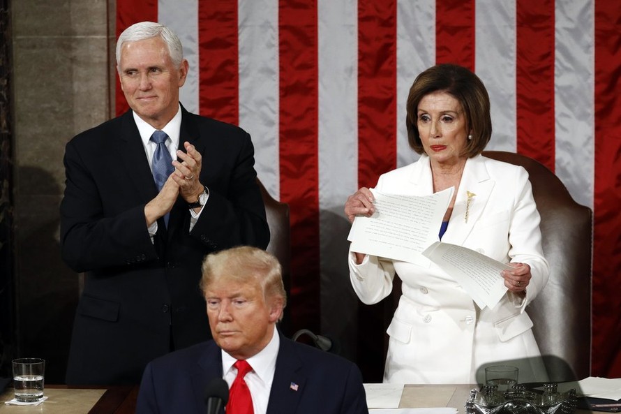 Chủ tịch Hạ viện Nancy Pelosi thẳng tay xé bài phát biểu của Tổng thống Donald Trump. Ảnh: AP