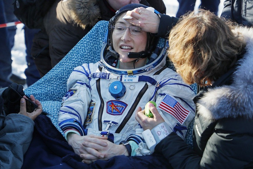 Christina Koch được chăm sóc sau khi bay trở về Trái đất. Ảnh: AP