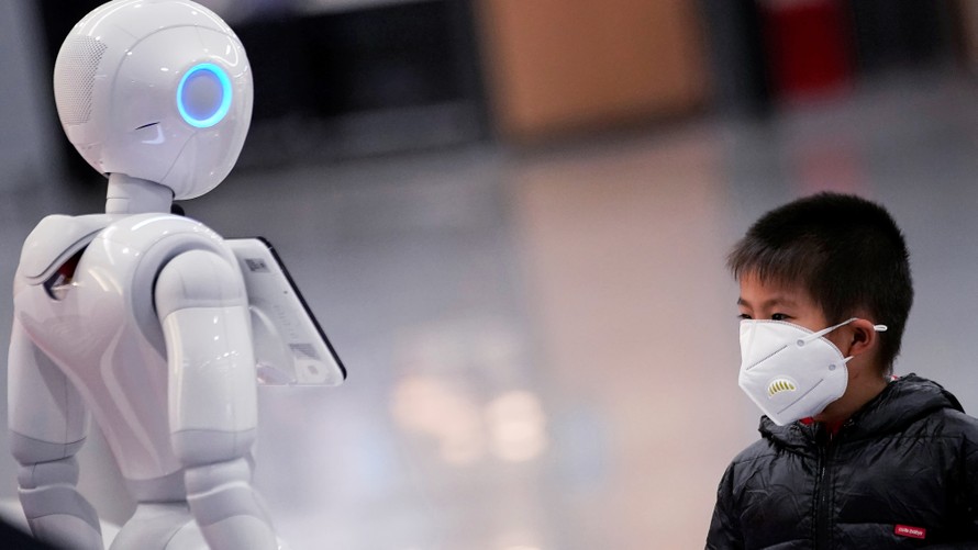 Quyên tặng robot y tế cho các bệnh viện 'tiền tuyến' tại Vũ Hán