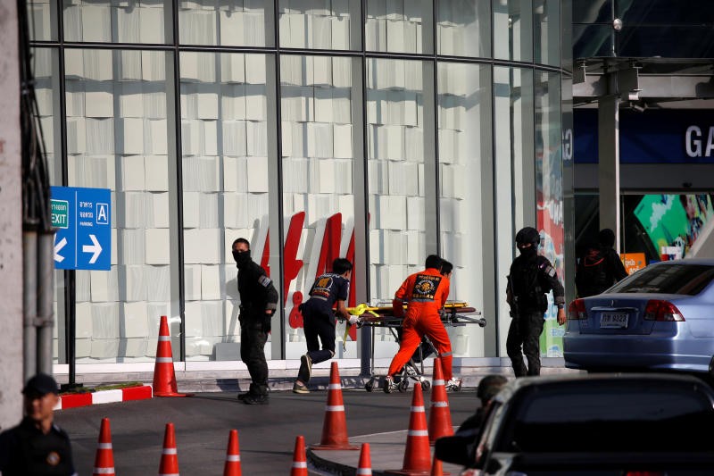 Nhân viên cứu hộ tiến vào trung tâm mua sắm Terminal 21 sau khi nghi phạm khủng bố bị tiêu diệt. Ảnh: Reuters