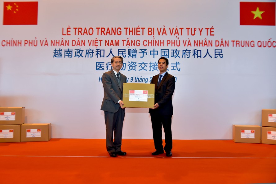 Thứ trưởng Bộ Ngoại giao Tô Anh Dũng trao cho Đại sứ Trung Quốc Hùng Ba số vật tư, trang thiết bị y tế của Đảng, Chính phủ và nhân dân Việt Nam tặng Đảng, Chính phủ và nhân dân Trung Quốc. Ảnh: VGP