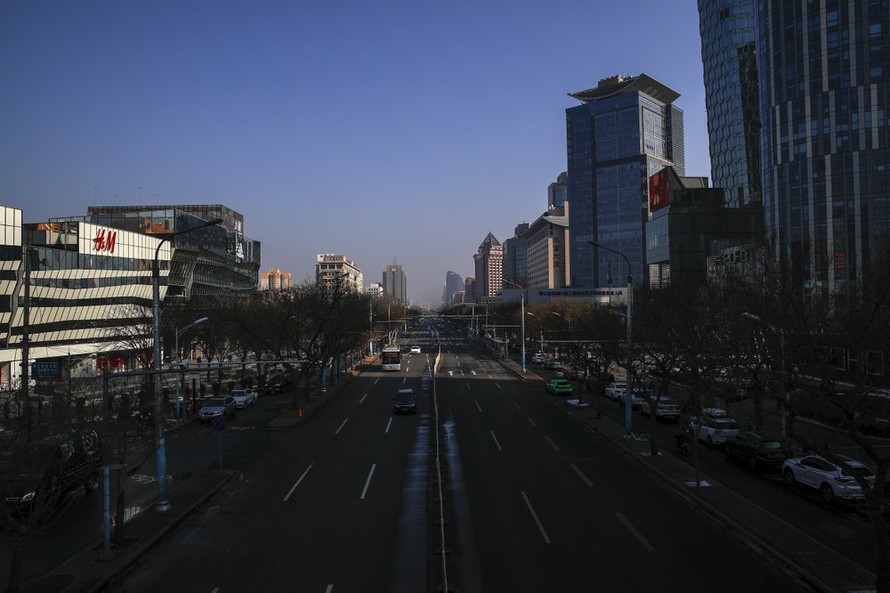 Đại lộ Bắc Kinh vào ngày đầu tiên trở lại làm việc sau Tết. Ảnh: AP