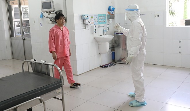 Ông Li Zing (áo hồng) - một trong hai bệnh nhân đầu tiên nhiễm COVID-19 tại Việt Nam. Ảnh: VnExpress