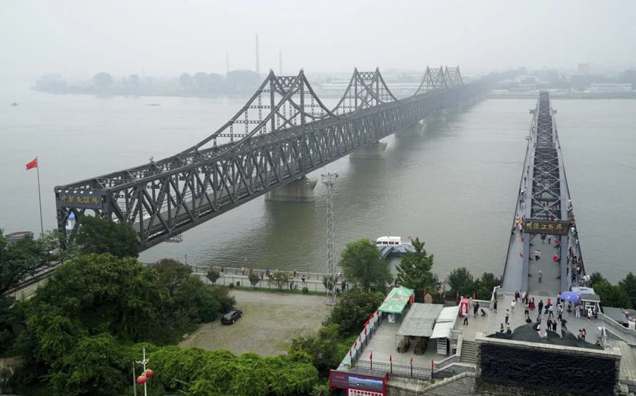 Hai cây cầu đường bộ và đường sắt bắc qua biên giới Trung Quốc-Triều Tiên. Ảnh: AP