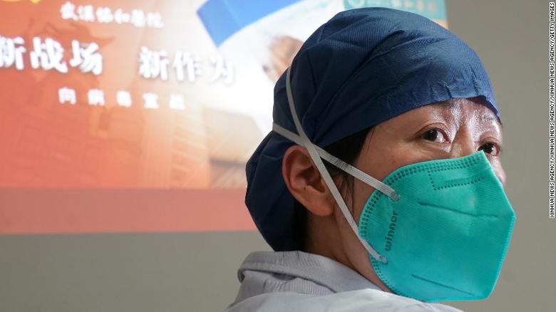 Hàng trăm y, bác sĩ Trung Quốc đối mặt nguy cơ nhiễm Covid-19
