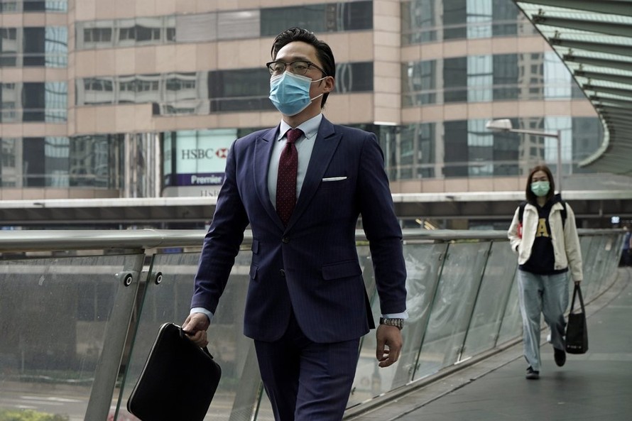Một người đàn ông đi bộ tại Bắc Kinh. Ảnh: AP