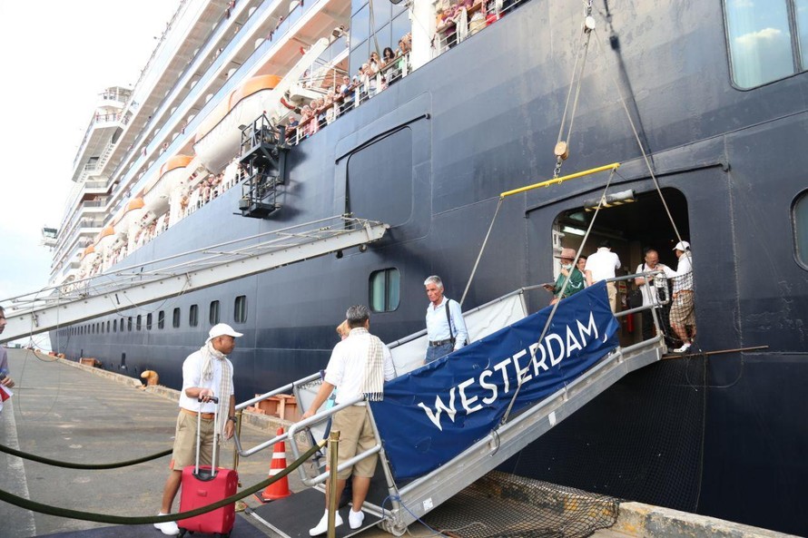 Campuchia yêu cầu Malaysia tái xét nghiệm du khách trên tàu Westerdam bị nhiễm Covid-19