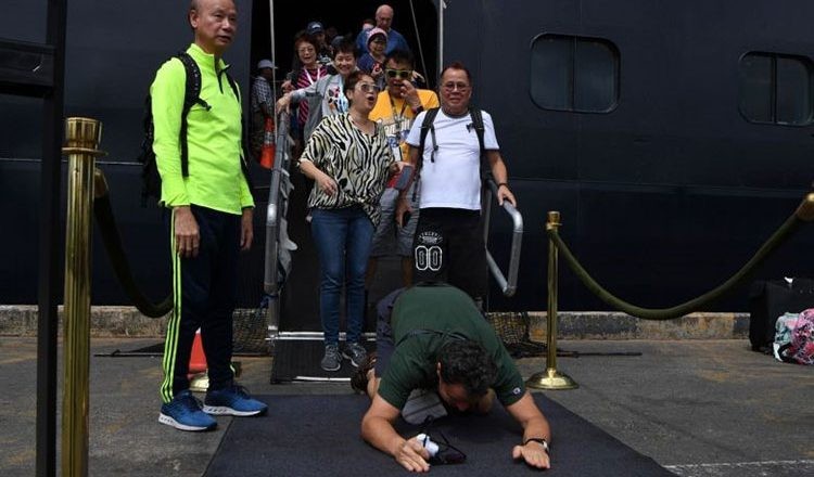 Phản ứng của một hành khách trên tàu Westerdam sau khi được đặt chân xuống lãnh thổ Campuchia. Ảnh: AFP