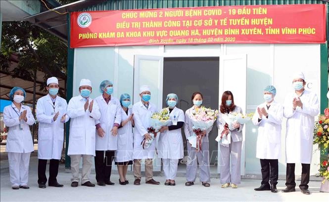 Hai bệnh nhân được điều trị tại Phòng khám Đa khoa Quang Hà, huyện Bình Xuyên, Vĩnh Phúc xuất viện. Ảnh: TTXVN