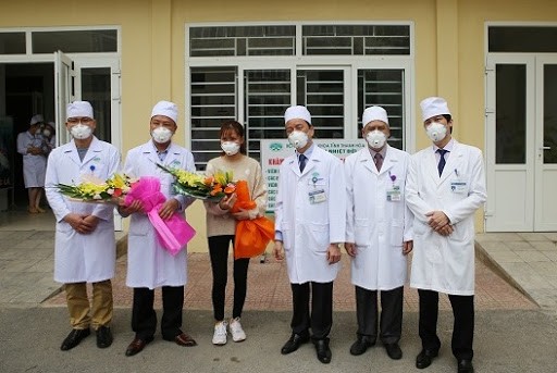 Bệnh viện Đa khoa Thanh Hóa chúc mừng bệnh nhân dương tính Covid - 19 ở Thanh Hóa xuất viện.