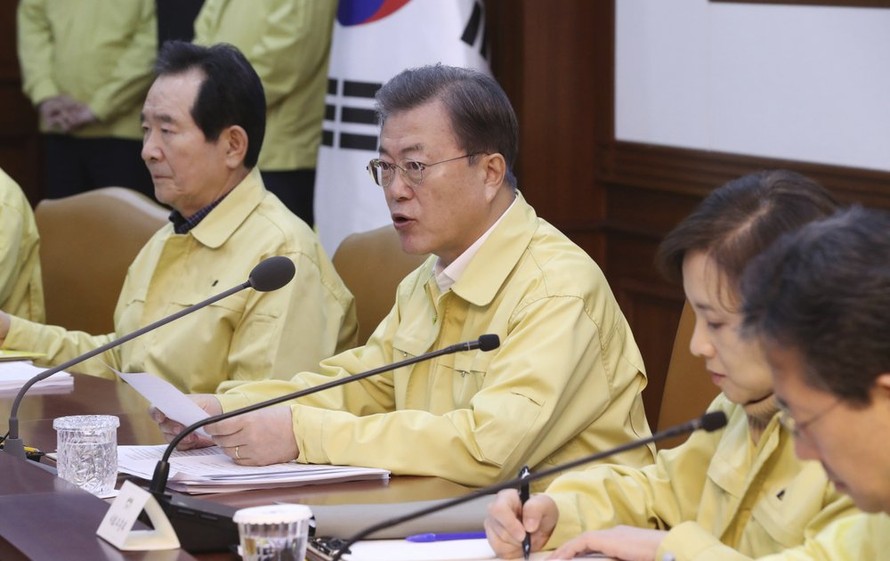 Tổng thống Hàn Quốc Moon Jae-in nâng thang cảnh báo lên mức cao nhất. Ảnh: AP