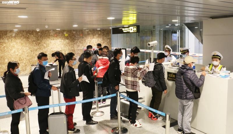 Du khách kiểm tra y tế tại cửa khẩu Sân bay quốc tế Đà Nẵng. Ảnh: VTC News
