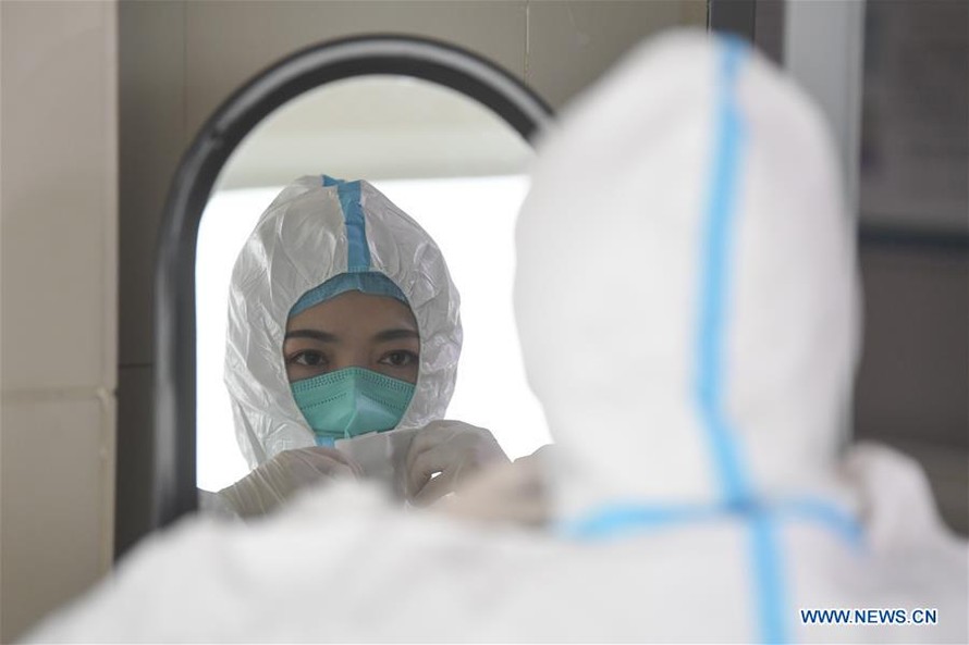 Một ngày làm việc của nữ bác sĩ Trung Quốc trong mùa dịch