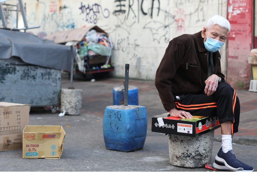 Người già Hong Kong sống trong cảnh bị cô lập giữa mùa dịch