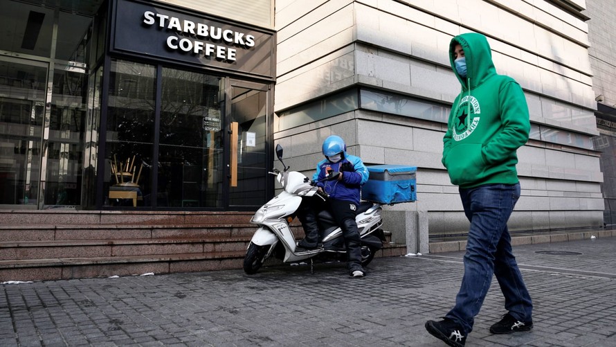 Doanh số của Starbucks tại Trung Quốc đã sụt giảm đáng kể do sự bùng phát của virus corona.