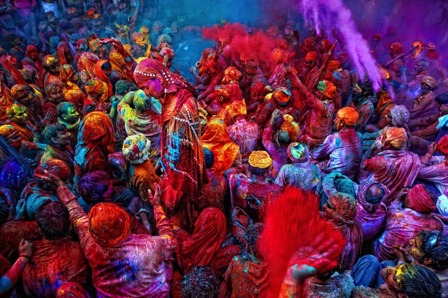 Lễ hội sắc màu Holi vẫn diễn ra bất chấp nỗi lo dịch bệnh