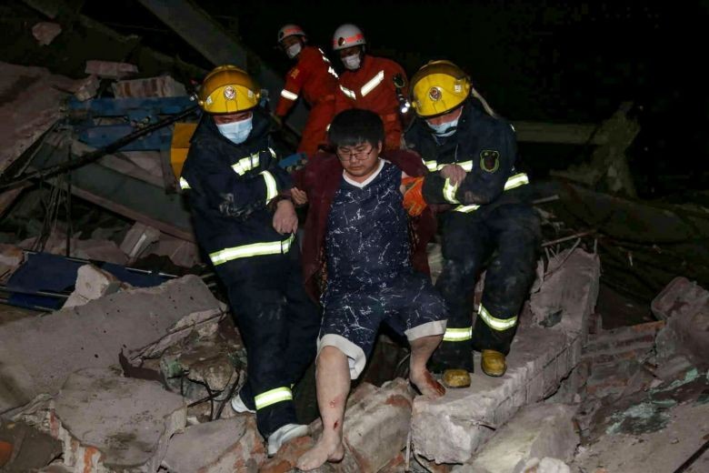 Một nạn nhân được giải cứu khỏi đống đổ nát. Ảnh: AFP